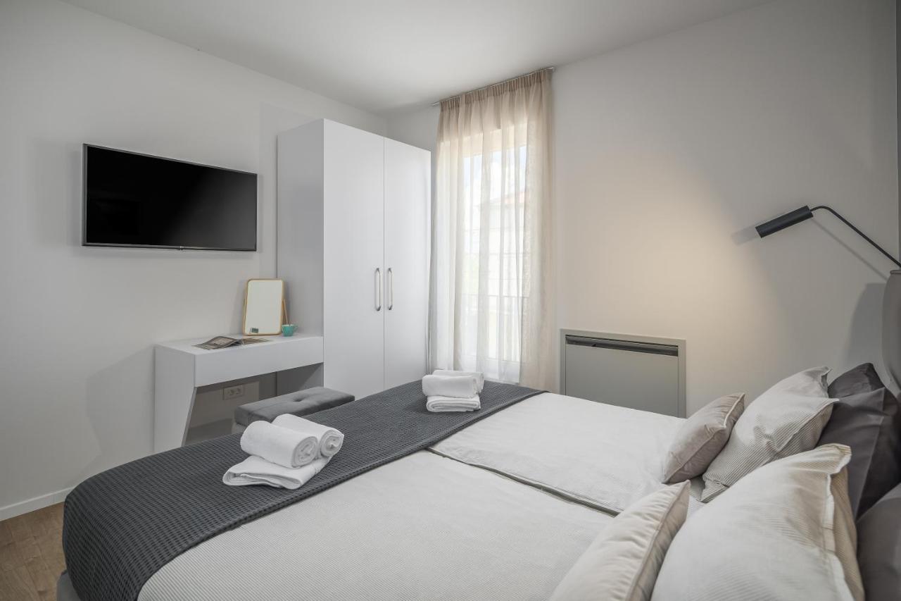 Apartment Nina & Mauro Porec Esterno foto