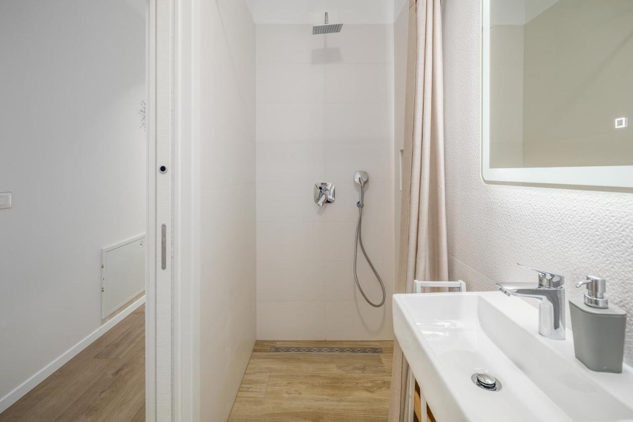Apartment Nina & Mauro Porec Esterno foto